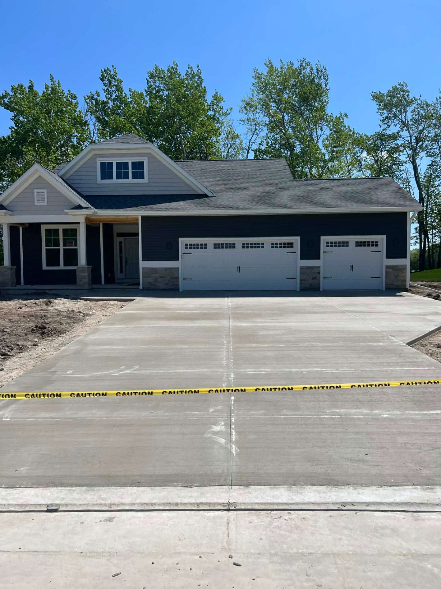 Fresh concrete pour with control joints